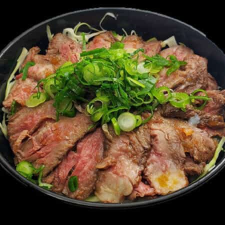 【青ネギ】プレミアムローストビーフ丼｜三滝本町でまぜそば・お肉のテイクアウト・デリバリー