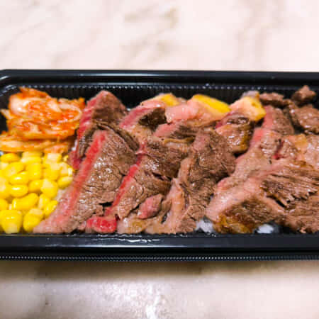 ずっしり国産肩ロースステーキ重｜三滝本町でまぜそば・お肉のテイクアウト・デリバリー